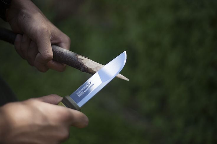 REVIEW: The new updated MORAKNIV CLASSICS, the timeless bushcraft knives – Knives Illustrated